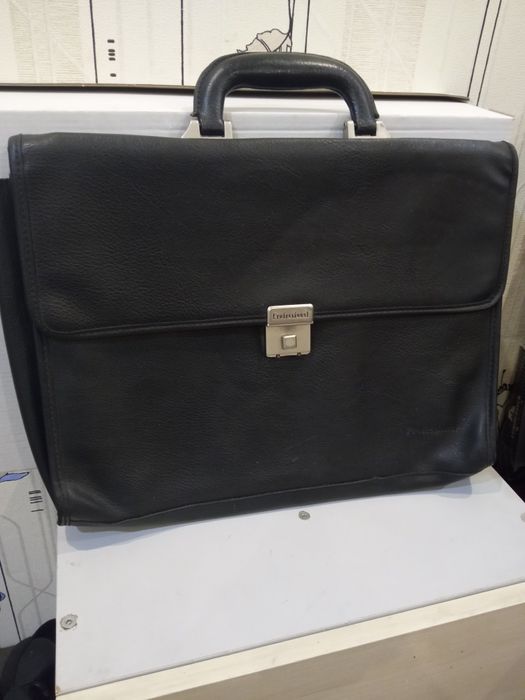 Продам портфель из ЭКО кожи Professional  c кодовым замком.