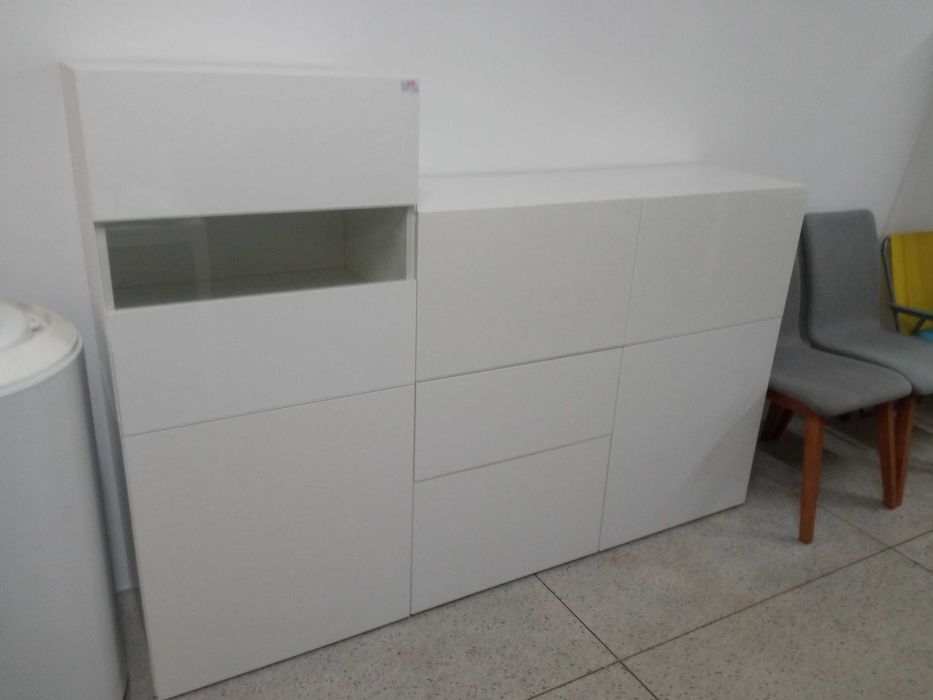 Móvel branco em alto brilho