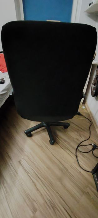 Крісло комп'ютерне шкіряне.