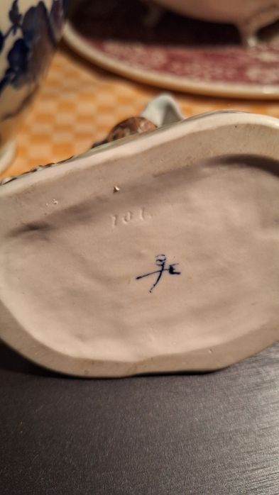 Продам фарфоровую статуэтку