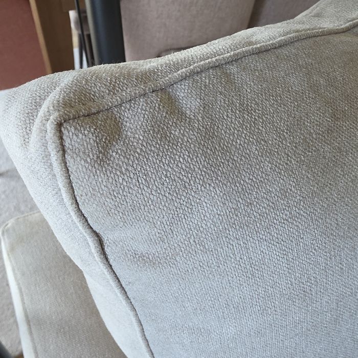 Sofá Moderno Bege/Creme (2m x 0,90cm) – Confortável e em Excelente Estado