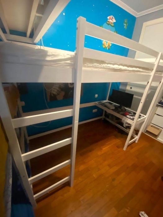 Cama alta com secretária