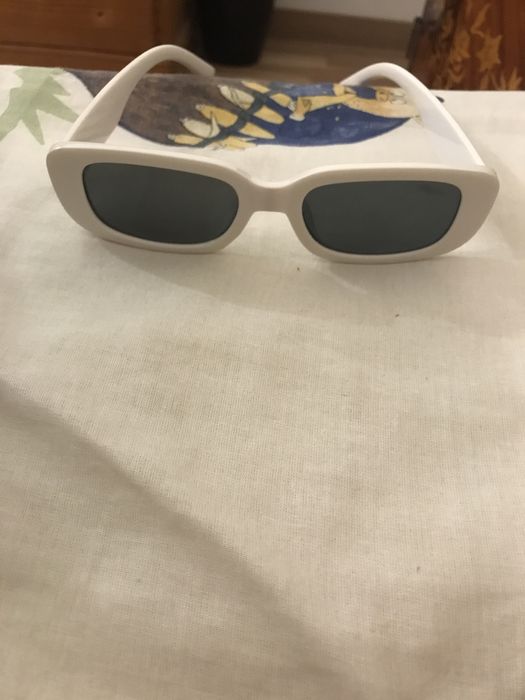 Óculos branco estiloso