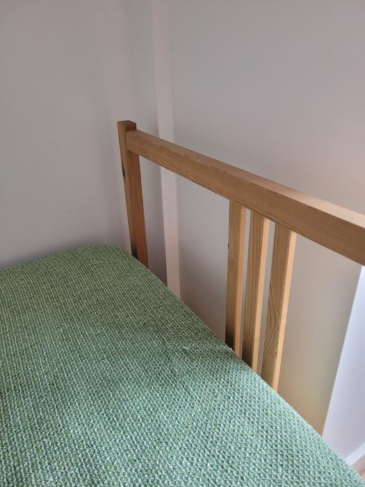 Cama individual + Estrado.