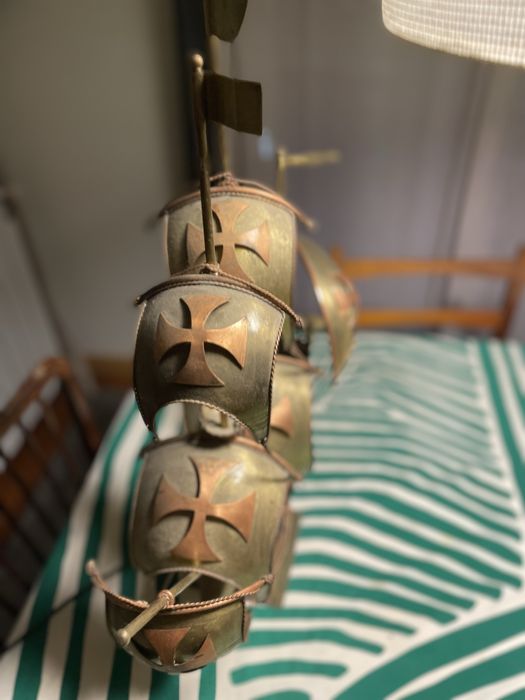 Caravela em cobre com luzes no interior