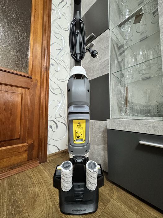 Миючий пилосос (підлогомиюча машина) Karcher