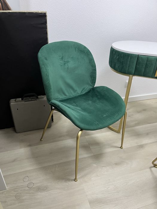 Mesa manicure com duas cadeiras em perfeito estado