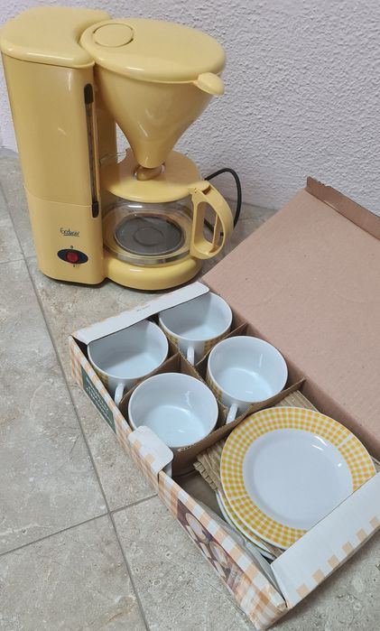Máquina de café + conjunto de 4 chávenas e pires (novo)