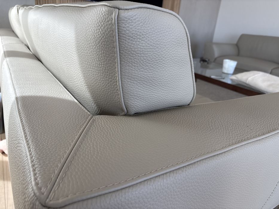 2 sofas Roche Bobois pele grande espessura cor cinzento claro loja Roche Bobois Lisboa 2025