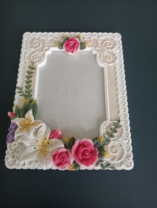 Рамка для фотографій з квітковим барельєфом