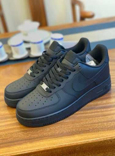 Buty sportowe Nike Air Force 1 Triple Black R.39