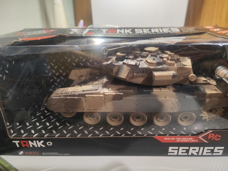 Танк на радіокеруванні.Іграшковий танк на дистанційному управлінні.