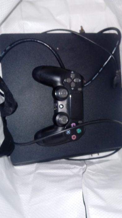 Ps4 como nova com um comando original.