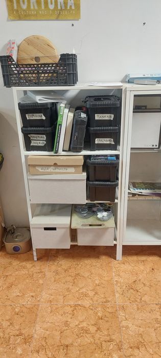 Conjunto de estante e vitrine metal Ikea