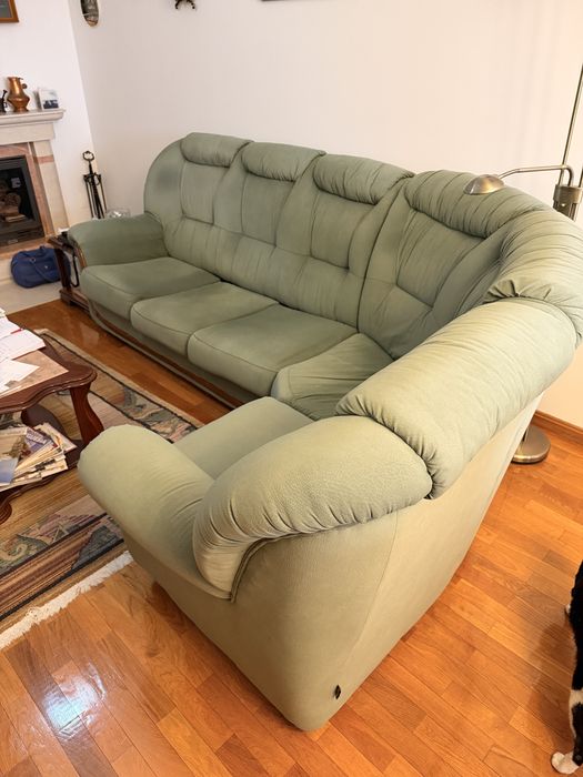 Sofá de sala verde camurça