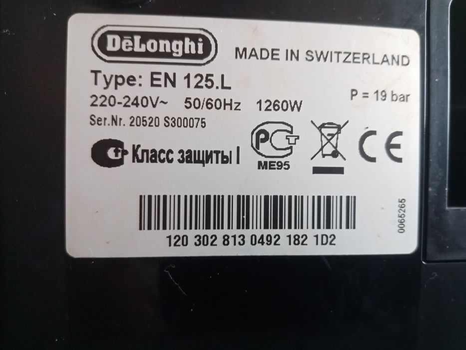 Máquina de café nespresso verde e uma preta com