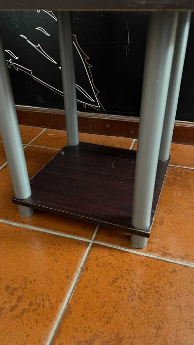 mesa de apoio com prateleira
