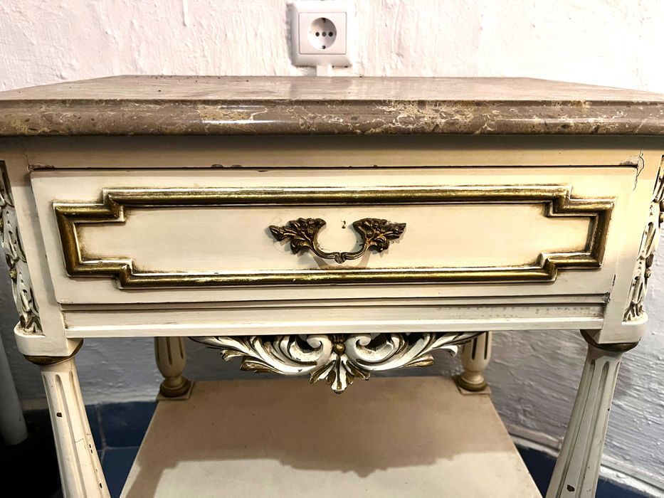 Mesa de cabeceira antiga