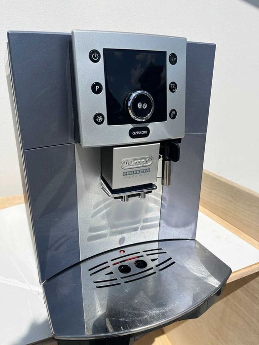 Кавова машина Delonghi Perfecta Cappuccino ESAM5500.M, повне ТО