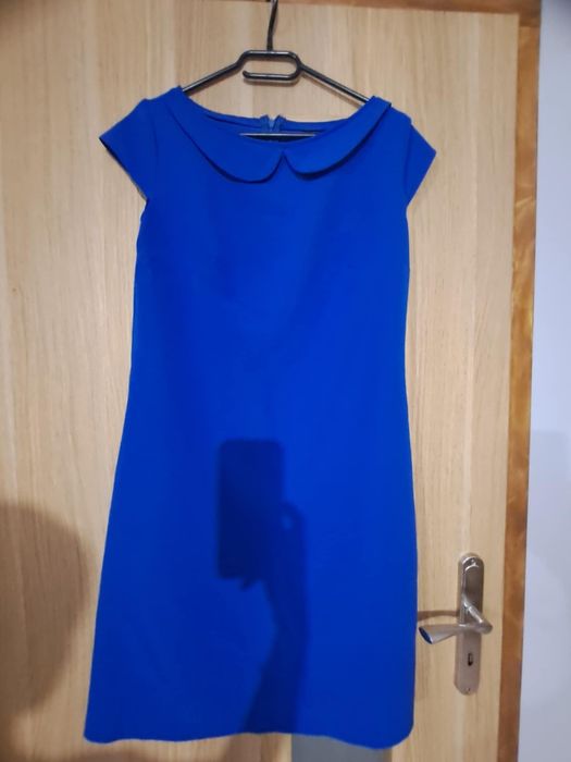 Niebieska sukienka z kołnierzykiem