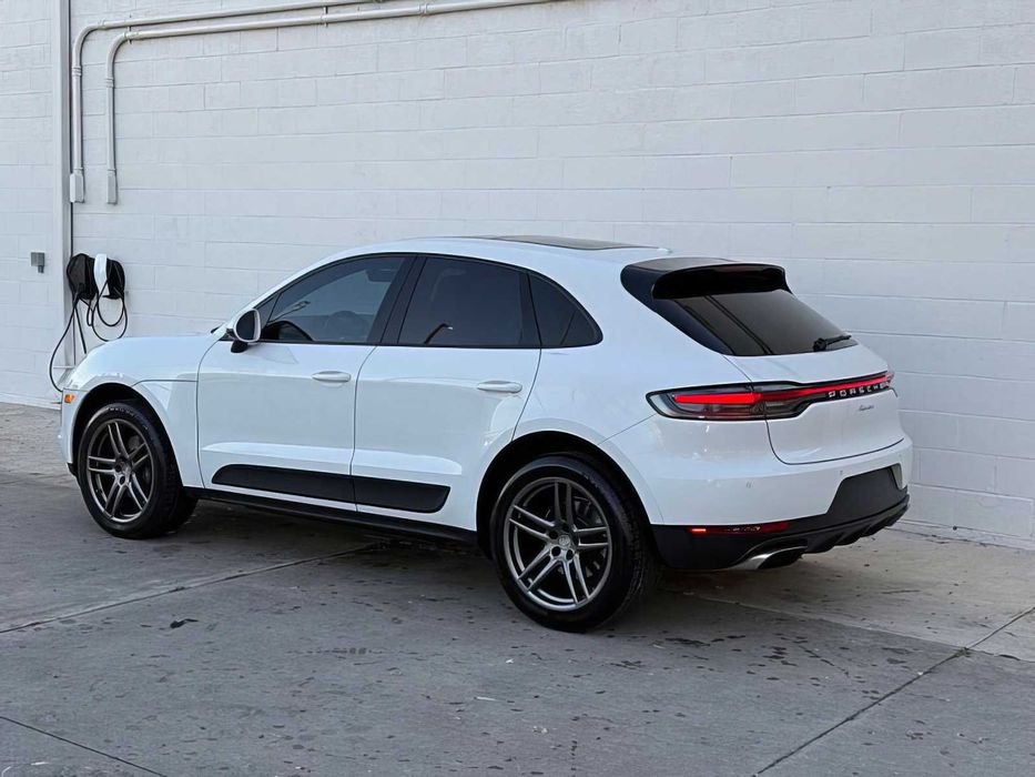 Porsche Macan      2021