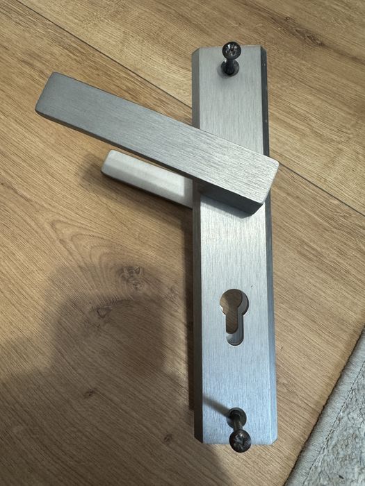 Klamka drzwiowa AXA Haga inox długi szyld pod wkładkę