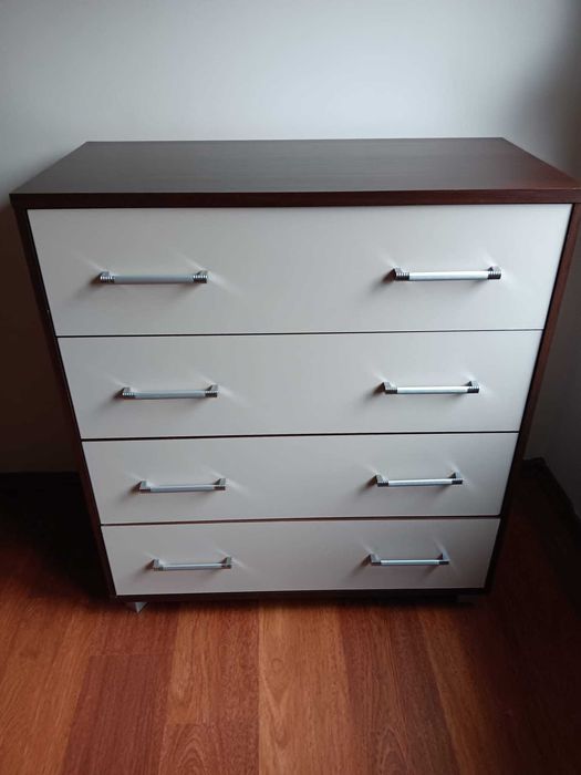 Komoda z czterema szufladami