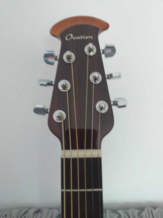 Guitarra OVATION 6 cordas e estojo próprio Gator completamente nova.