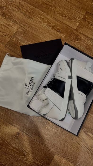 Кросівки Valentino