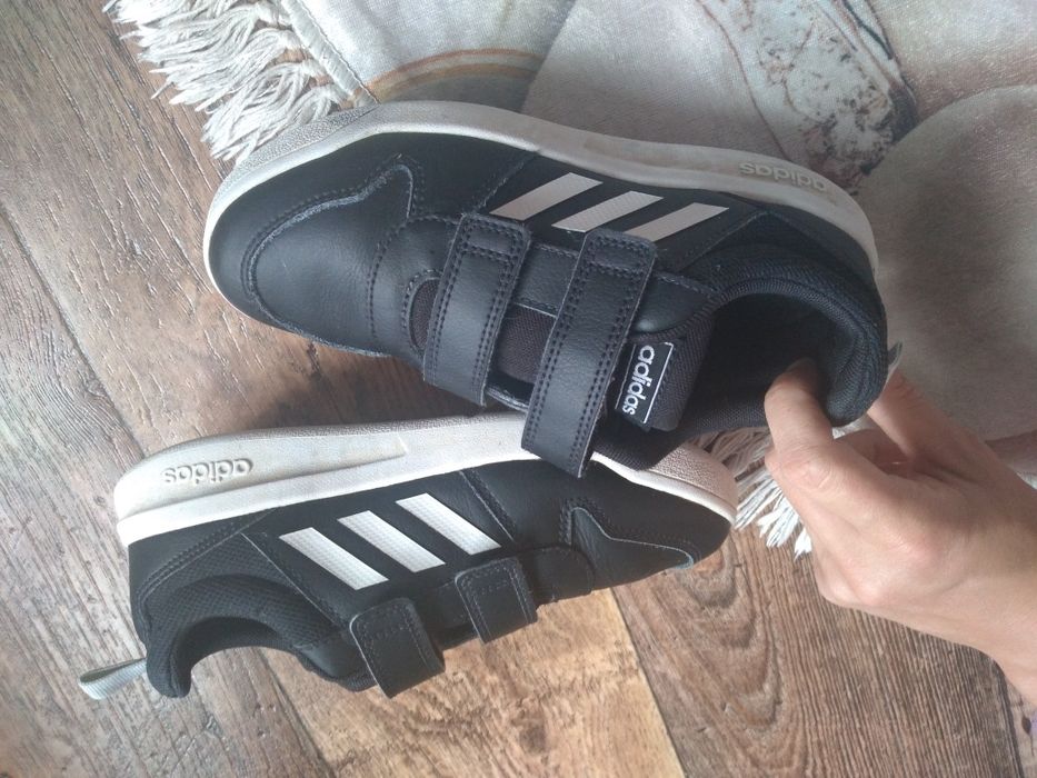 Czarne chłopięce buty marki adidas na rzepy 34