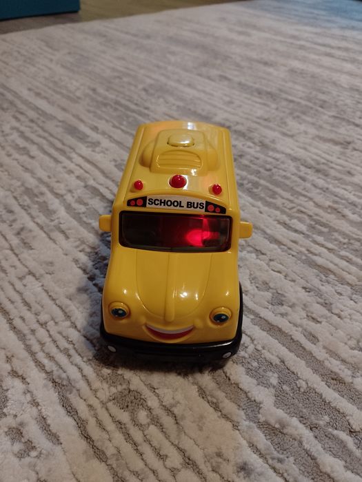 Żółty autobus szkolny. Jak nowy.