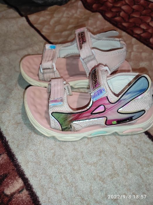 Сандалі, босоніжки