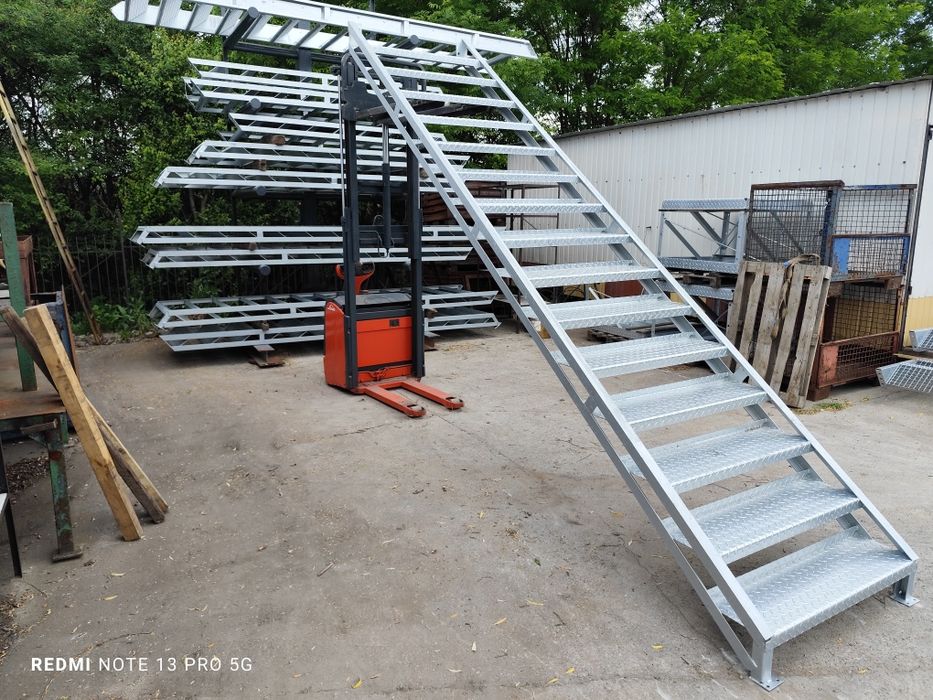 Schody metalowe wejście na 3m ocynkowane loft 15 stopni