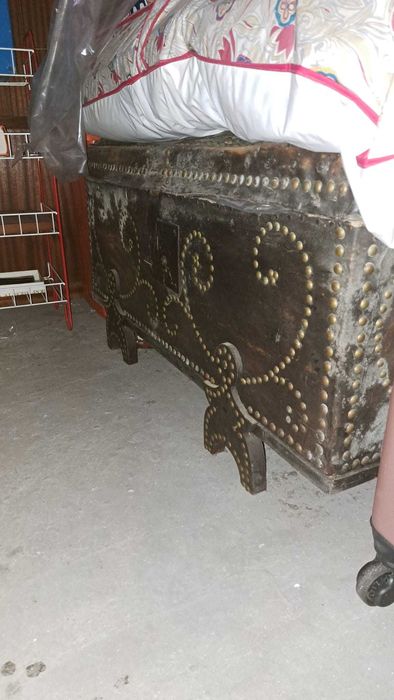 baús com roupa e bordados dentro