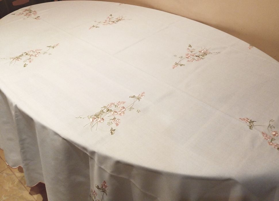 Скатертина з вишивкою, розмір 2,5 на 1,5 м