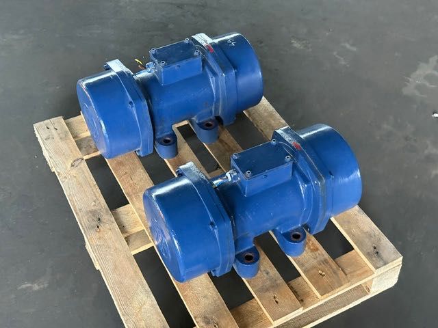 SILNIK WIBRACYJNY 0.8 KW do kosza kruszarki używany