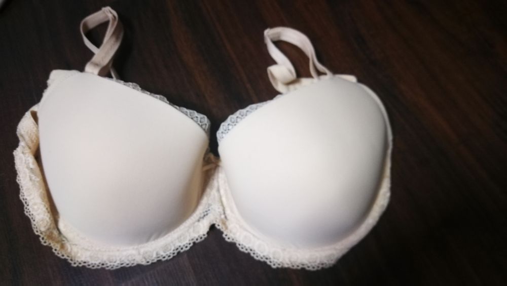 Dwa staniki cieliste 85E