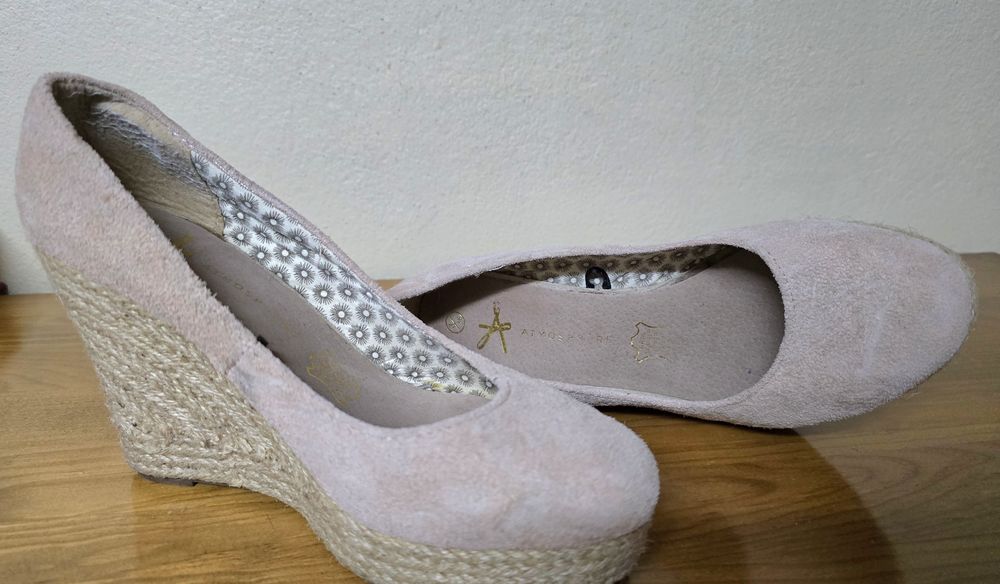 Sapatos em bege de cunha