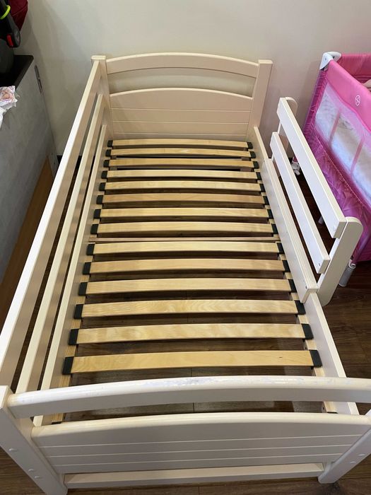 Кровать подростковая из массива дерева