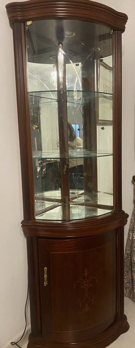 Vitrina de canto em madeira maciça com iluminação