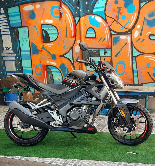 UM xtreet RS 125cc / com garantia de fábrica.