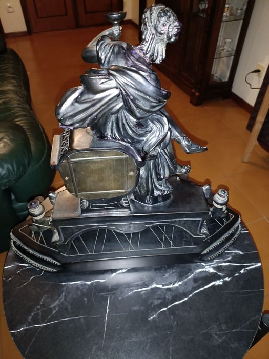 Peça Antiga com Relógio