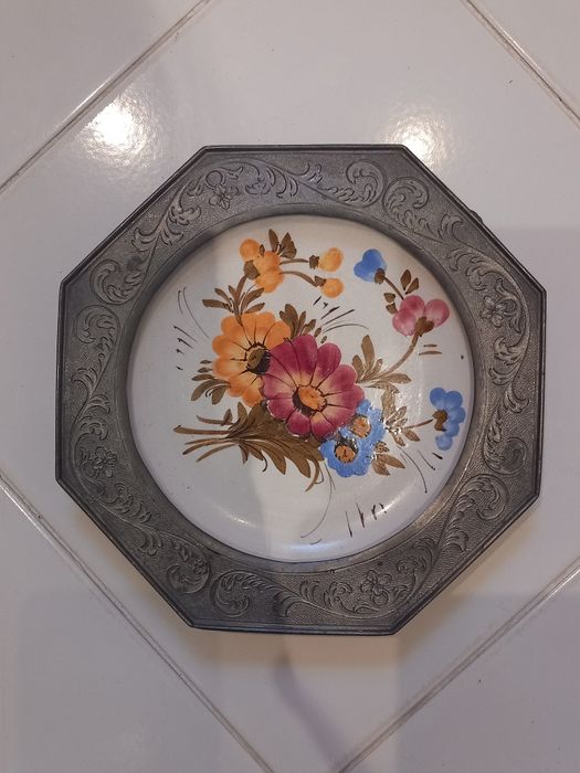 Talerz ceramiczny w ramie z cyny