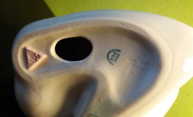 Porcelanowa Siedząca dziewczyna wykonana w 1960 roku