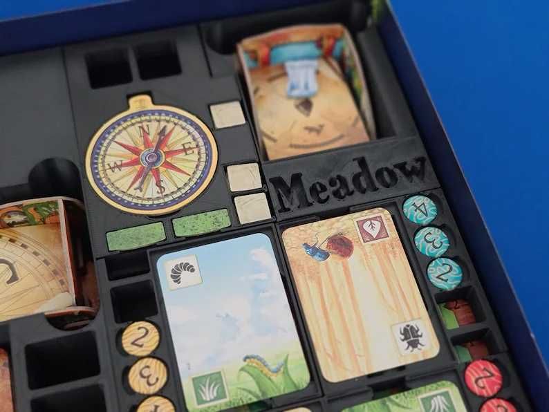 Insert organizer do gry planszowej Meadow (Łąka) mieści dodatek Z biegiem strumienia