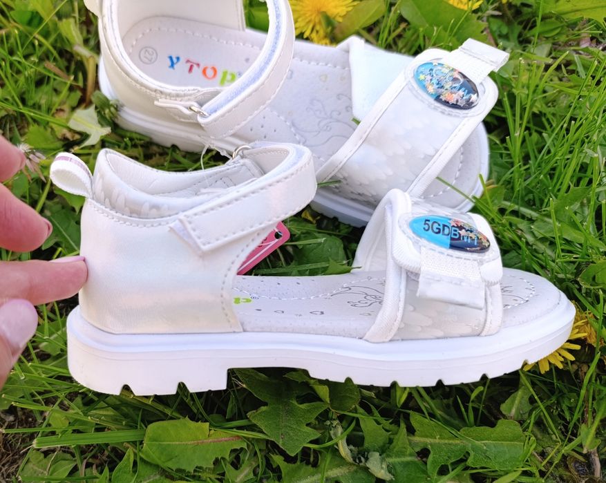 Босоніжки для дівчинки з твердою п'яткою. Босоножки для девочки