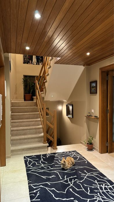 Moradia isolada T7 no Lourel-Sintra, no piso -1, tem um apartamento T2