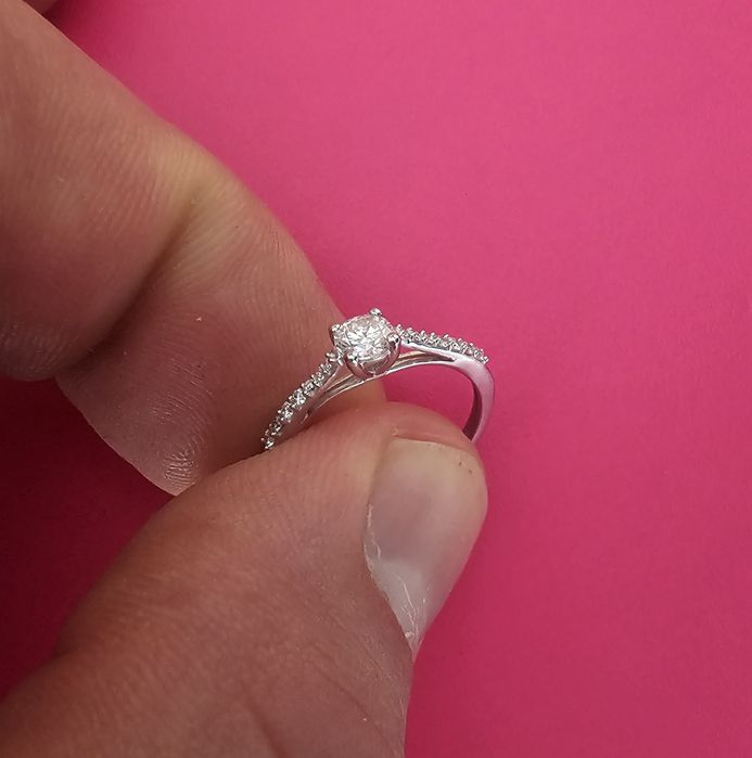 Złoty pierścionek/Prezent/Zaręczyny/Białe złoto/Diamenty 0,32ct/