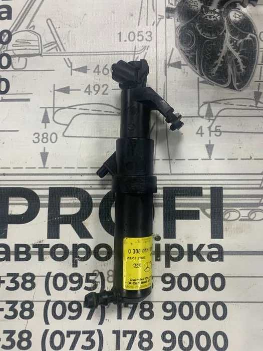 Форсунка омивача ліва Mercedes-Benz w203 A2038600547