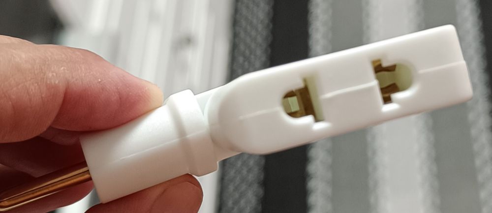 Tomada tripla compacta